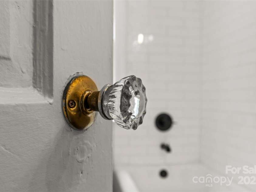 108 Colville Road, Charlotte, NC 28207.  MLS# CAR4233402, YatesRealty ID 16447. 