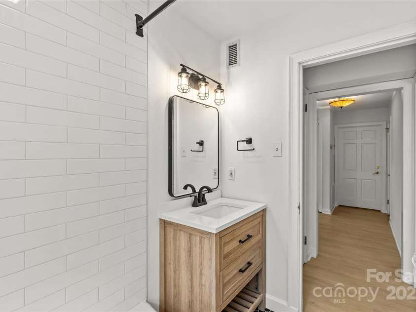 108 Colville Road, Charlotte, NC 28207.  MLS# CAR4233402, YatesRealty ID 16447. 