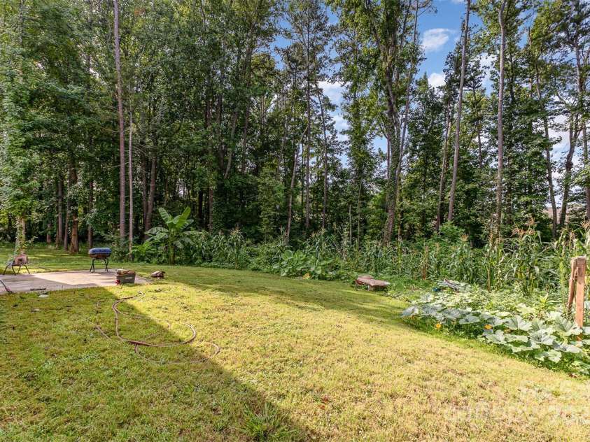 7725 Shalom Drive, Charlotte, NC 28216.  MLS# CAR4309397, YatesRealty ID 1645. 