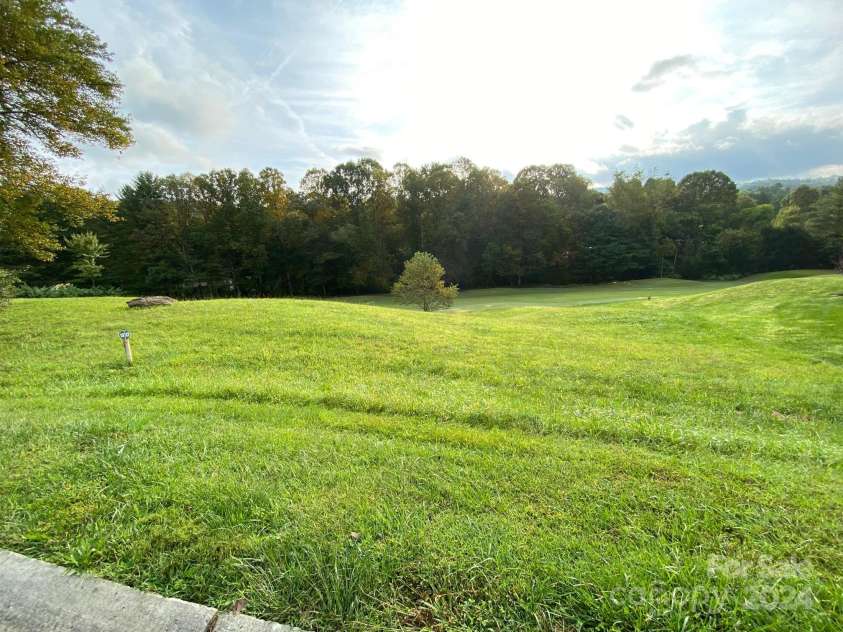 148 Triple Fairways Drive, Hendersonville, NC 28739.  MLS# CAR4186297, YatesRealty ID 16451. Beautiful Views