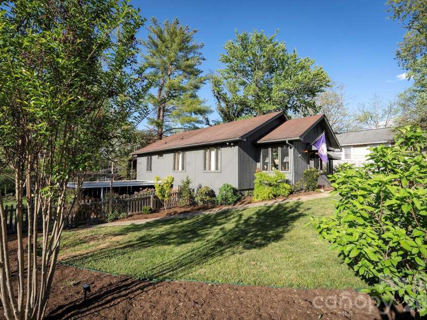 34 Oakley Road, Asheville, NC 28803.  MLS# CAR4371433, YatesRealty ID 16451. 