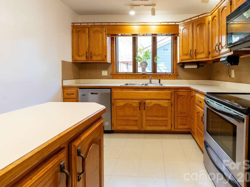 34 Oakley Road, Asheville, NC 28803.  MLS# CAR4371433, YatesRealty ID 16451. 
