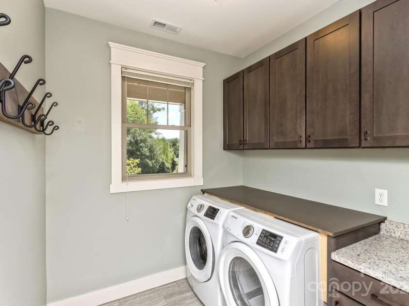140 Shadowleaf Drive, Hendersonville, NC 28739.  MLS# CAR4254625, YatesRealty ID 16452. 