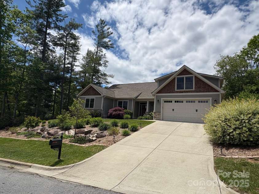 140 Shadowleaf Drive, Hendersonville, NC 28739.  MLS# CAR4254625, YatesRealty ID 16452. Beautiful Home2025 Photo