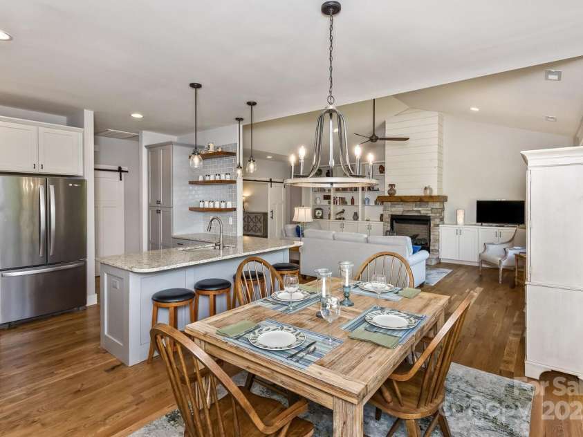 140 Shadowleaf Drive, Hendersonville, NC 28739.  MLS# CAR4254625, YatesRealty ID 16452. Dining