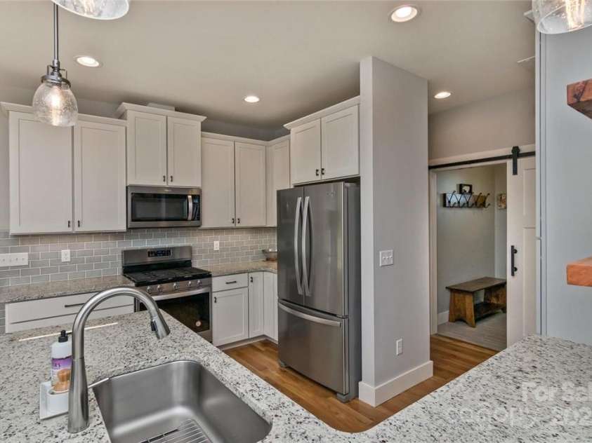 140 Shadowleaf Drive, Hendersonville, NC 28739.  MLS# CAR4254625, YatesRealty ID 16452. Kitchen