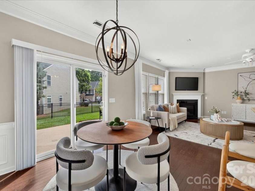 4350 Park South Station Boulevard, Charlotte, NC 28210.  MLS# CAR4366634, YatesRealty ID 16453. 