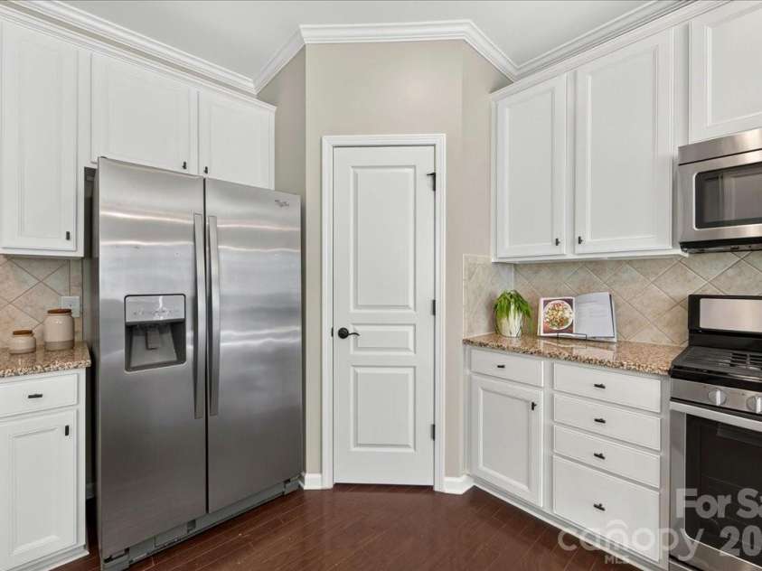 4350 Park South Station Boulevard, Charlotte, NC 28210.  MLS# CAR4366634, YatesRealty ID 16453. 