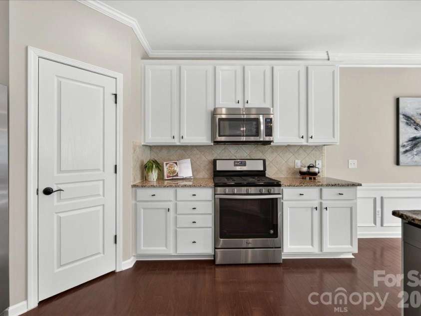 4350 Park South Station Boulevard, Charlotte, NC 28210.  MLS# CAR4366634, YatesRealty ID 16453. 