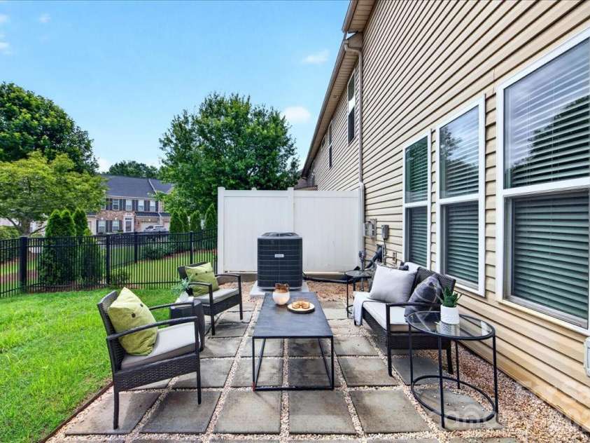4350 Park South Station Boulevard, Charlotte, NC 28210.  MLS# CAR4366634, YatesRealty ID 16453. 