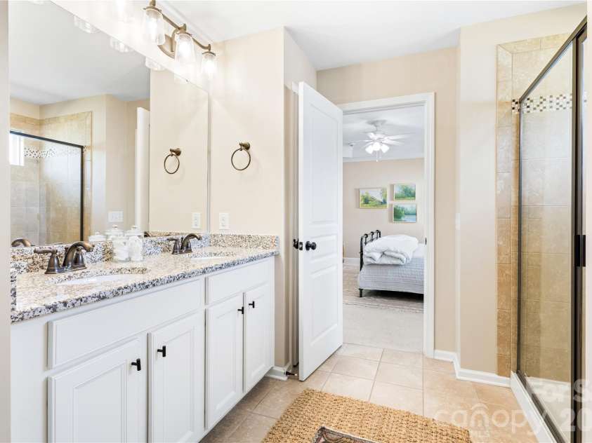 4350 Park South Station Boulevard, Charlotte, NC 28210.  MLS# CAR4429602, YatesRealty ID 16453. 