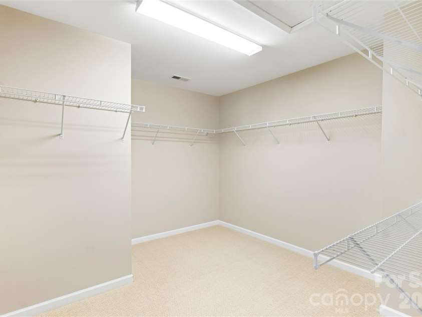 4350 Park South Station Boulevard, Charlotte, NC 28210.  MLS# CAR4429602, YatesRealty ID 16453. 