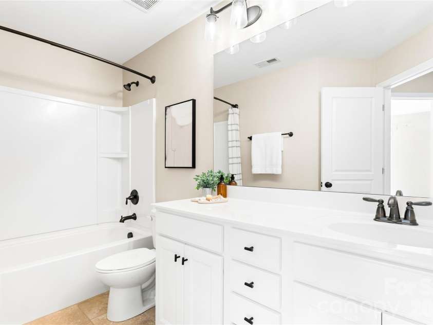 4350 Park South Station Boulevard, Charlotte, NC 28210.  MLS# CAR4429602, YatesRealty ID 16453. 