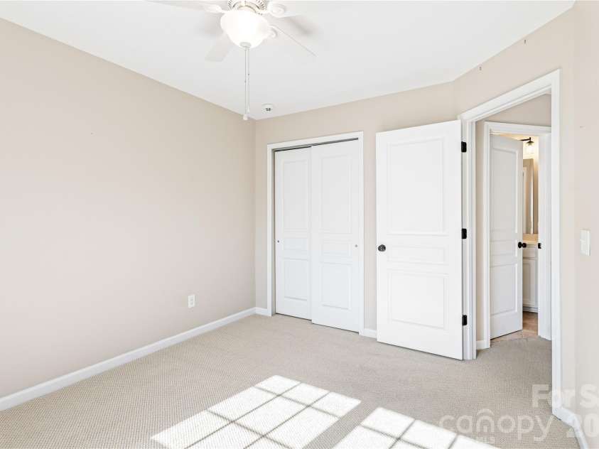 4350 Park South Station Boulevard, Charlotte, NC 28210.  MLS# CAR4429602, YatesRealty ID 16453. 
