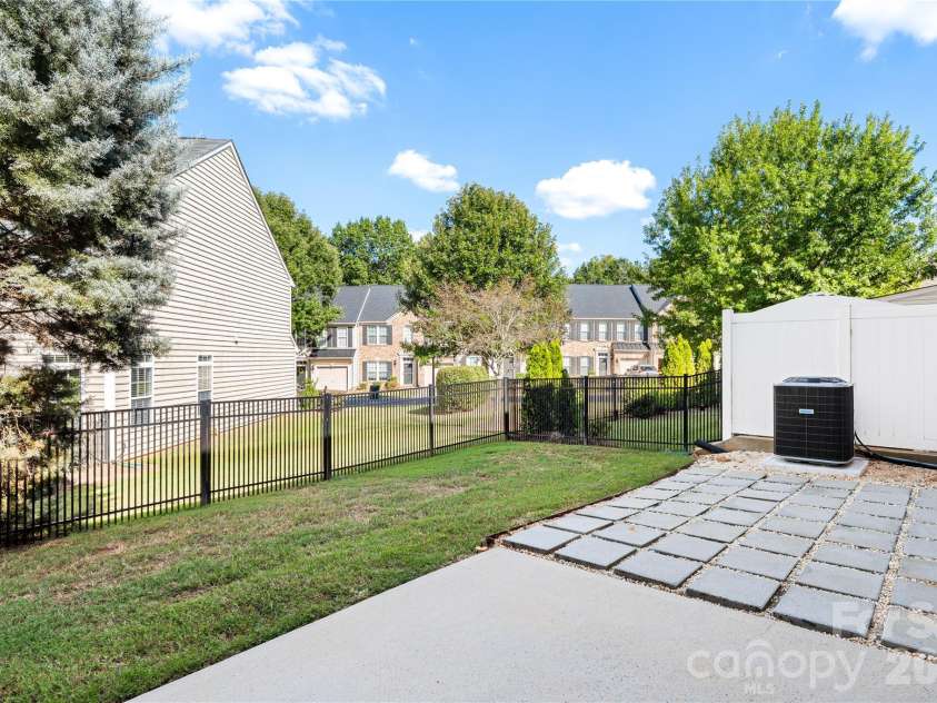 4350 Park South Station Boulevard, Charlotte, NC 28210.  MLS# CAR4429602, YatesRealty ID 16453. 