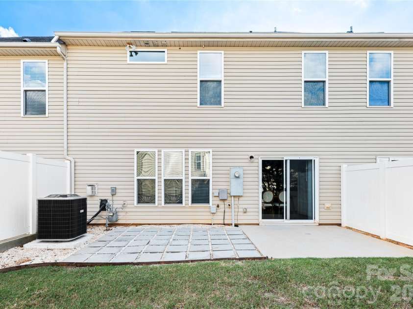 4350 Park South Station Boulevard, Charlotte, NC 28210.  MLS# CAR4429602, YatesRealty ID 16453. 