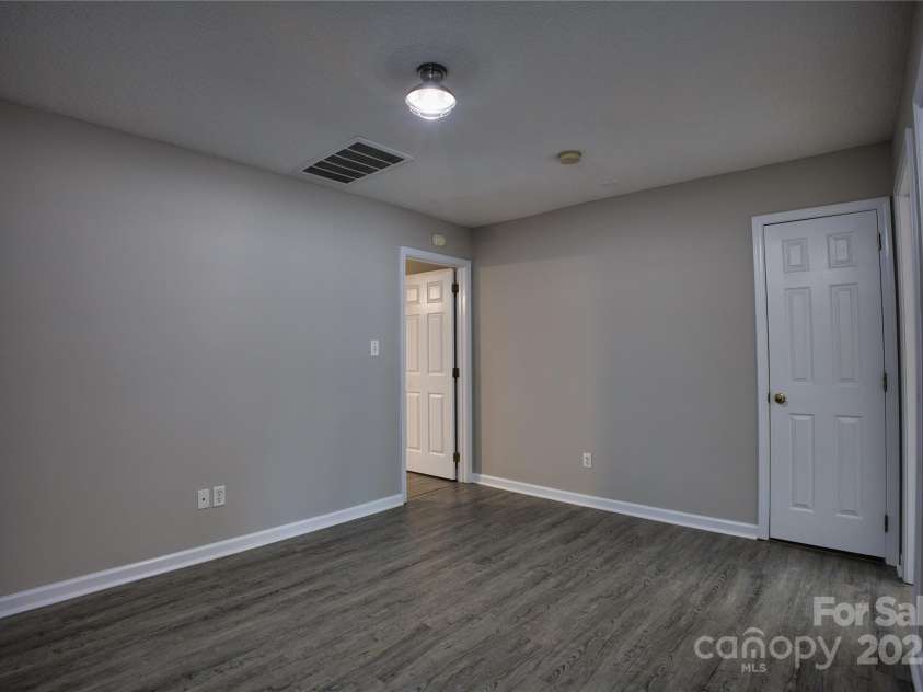 4728 Cottage Oaks Drive, Charlotte, NC 28269.  MLS# CAR4263816, YatesRealty ID 16454. 