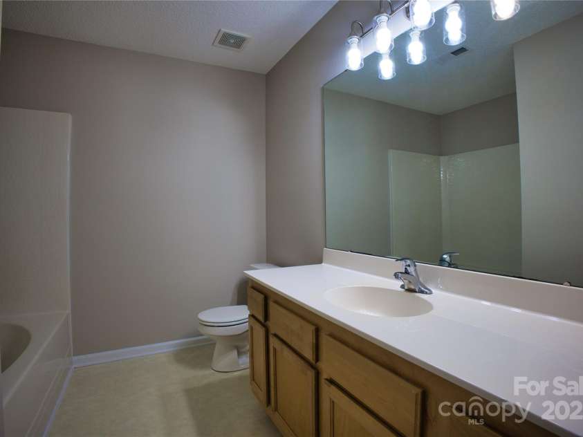 4728 Cottage Oaks Drive, Charlotte, NC 28269.  MLS# CAR4263816, YatesRealty ID 16454. 