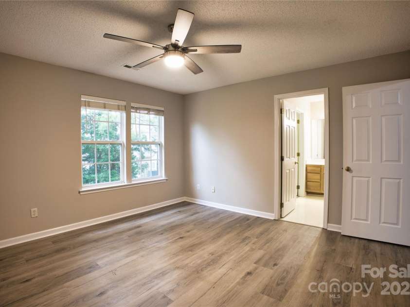 4728 Cottage Oaks Drive, Charlotte, NC 28269.  MLS# CAR4263816, YatesRealty ID 16454. 