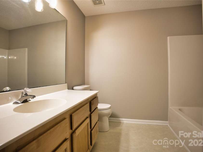 4728 Cottage Oaks Drive, Charlotte, NC 28269.  MLS# CAR4263816, YatesRealty ID 16454. 