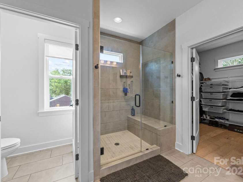 6032 Corbin Woods Court, Charlotte, NC 28226.  MLS# CAR4263567, YatesRealty ID 16456. Primary Bath with Shower Bench