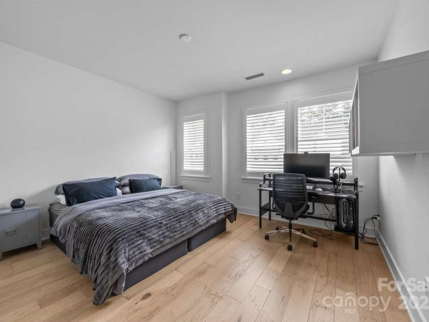 6032 Corbin Woods Court, Charlotte, NC 28226.  MLS# CAR4263567, YatesRealty ID 16456. Spacious Bedroom