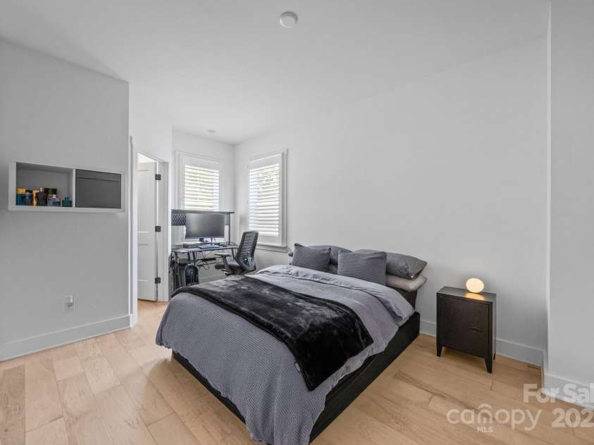 6032 Corbin Woods Court, Charlotte, NC 28226.  MLS# CAR4263567, YatesRealty ID 16456. Spacious Bedroom