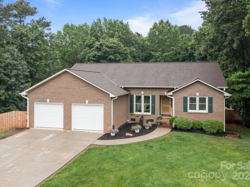 144 Sea Trail Drive, Mooresville, NC 28117.  MLS# CAR4258529, YatesRealty ID 16461. 