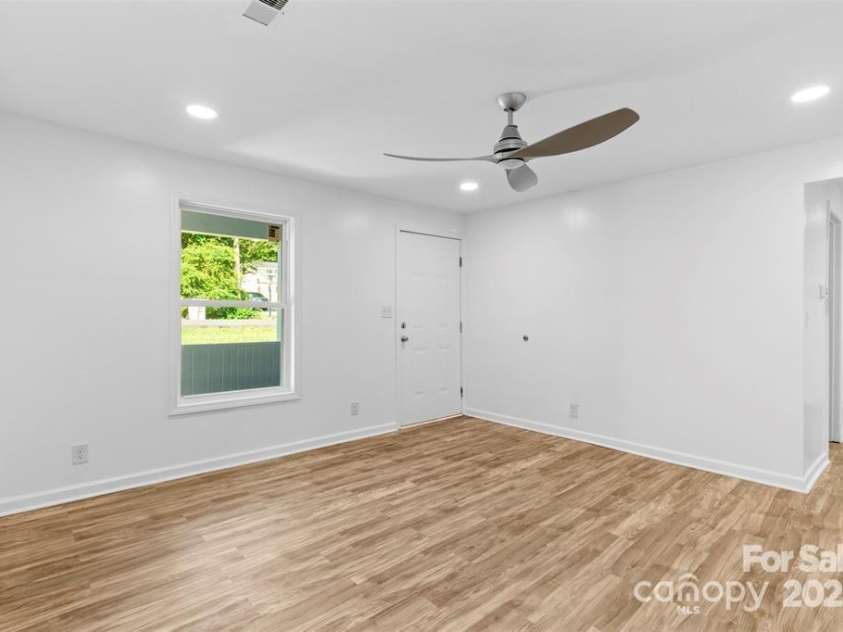 332 Mountain View Street, Gastonia, NC 28052.  MLS# CAR4223225, YatesRealty ID 16464. 