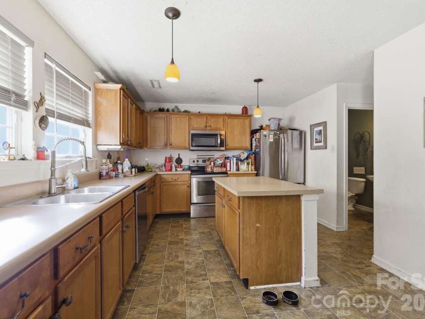 2028 Harrison Park Drive, Waxhaw, NC 28173.  MLS# CAR4367987, YatesRealty ID 16465. Kitchen w/ island