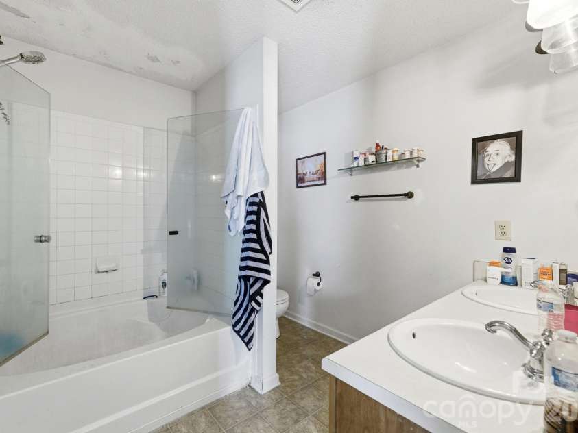 2028 Harrison Park Drive, Waxhaw, NC 28173.  MLS# CAR4367987, YatesRealty ID 16465. Primary bath