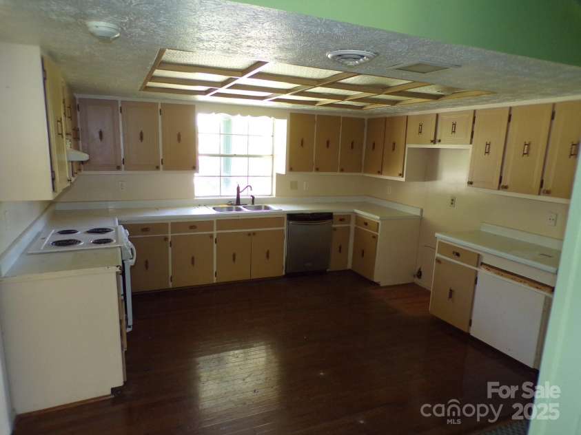 51 Fletcher View Drive, Fletcher, NC 28732.  MLS# CAR4252220, YatesRealty ID 16467. Kitchen