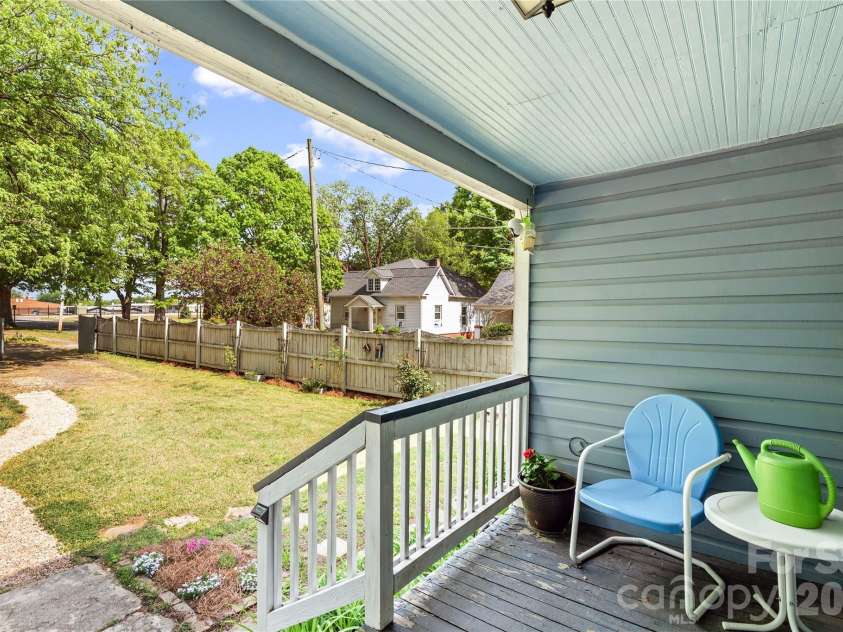 633 Race Street, Statesville, NC 28677.  MLS# CAR4372960, YatesRealty ID 16467. 