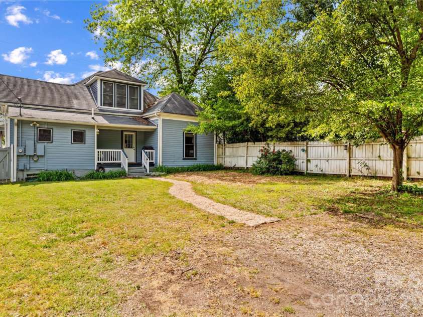 633 Race Street, Statesville, NC 28677.  MLS# CAR4372960, YatesRealty ID 16467. 