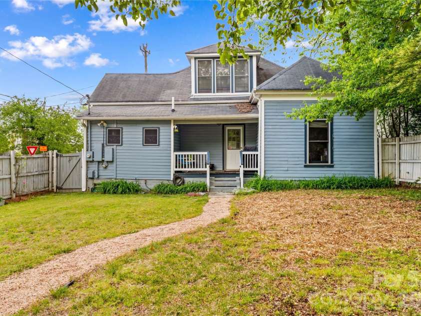 633 Race Street, Statesville, NC 28677.  MLS# CAR4372960, YatesRealty ID 16467. 