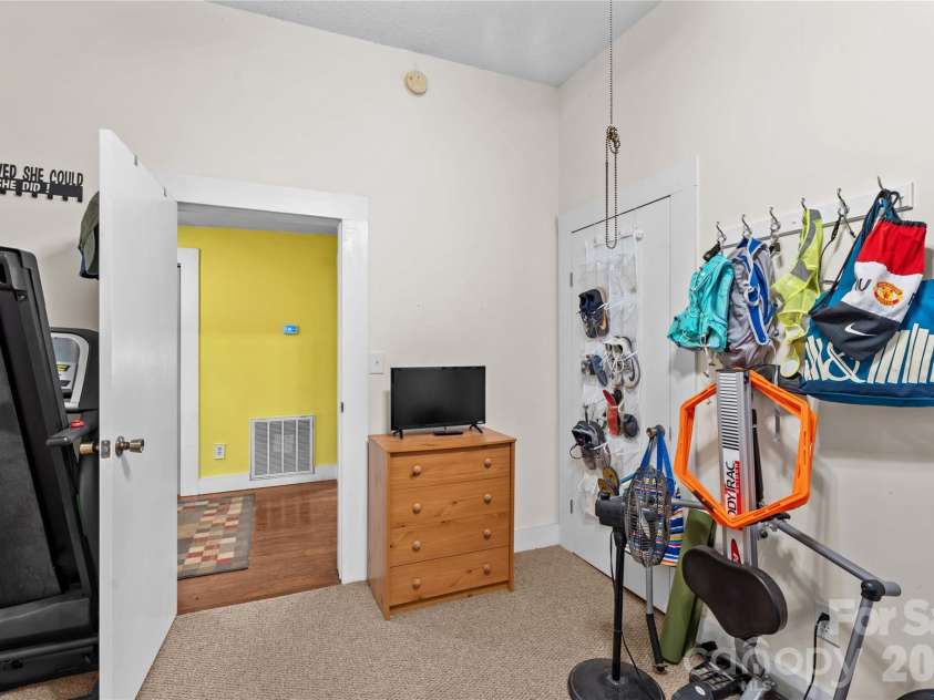 633 Race Street, Statesville, NC 28677.  MLS# CAR4372960, YatesRealty ID 16467. 