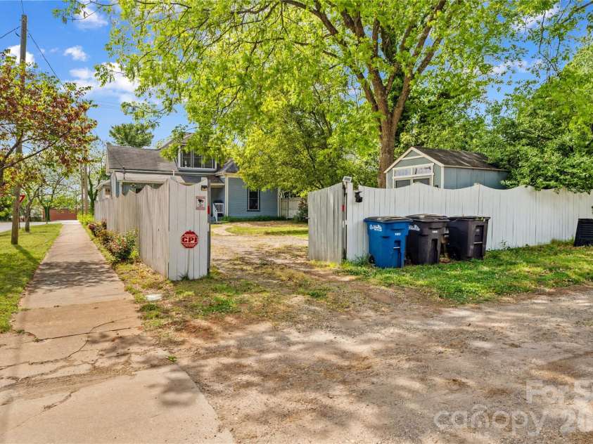 633 Race Street, Statesville, NC 28677.  MLS# CAR4372960, YatesRealty ID 16467. 