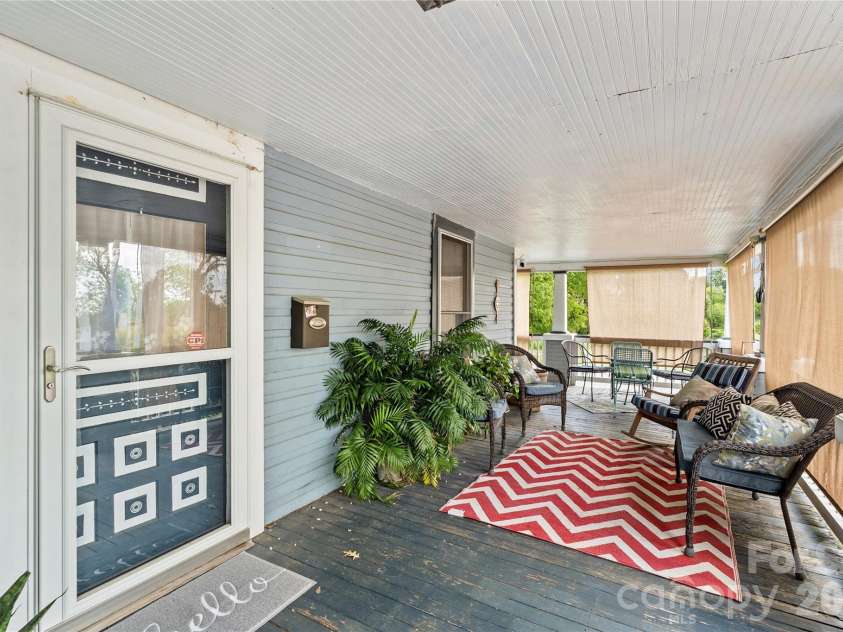 633 Race Street, Statesville, NC 28677.  MLS# CAR4372960, YatesRealty ID 16467. 