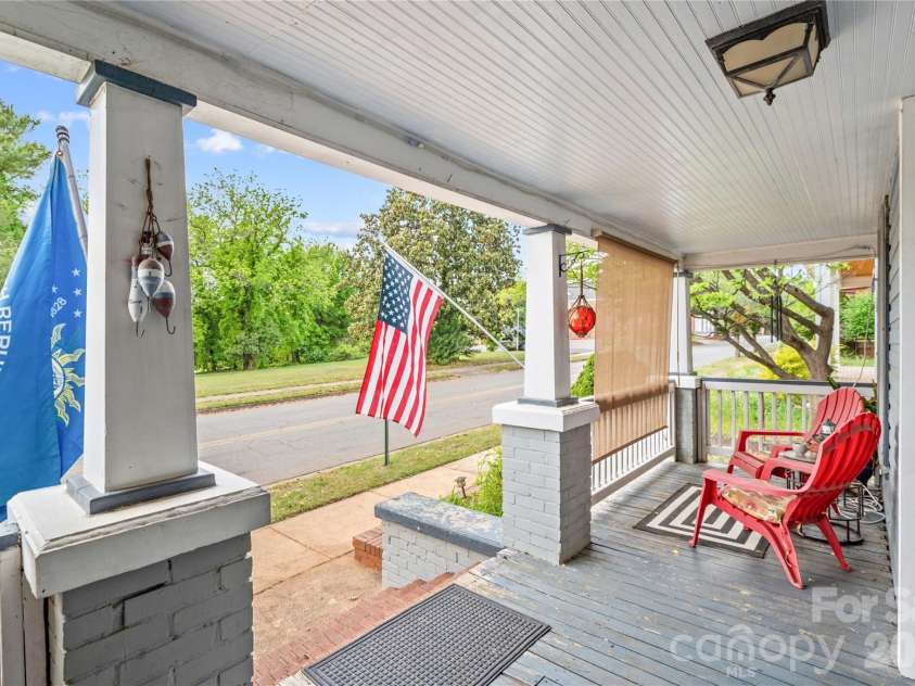 633 Race Street, Statesville, NC 28677.  MLS# CAR4372960, YatesRealty ID 16467. 