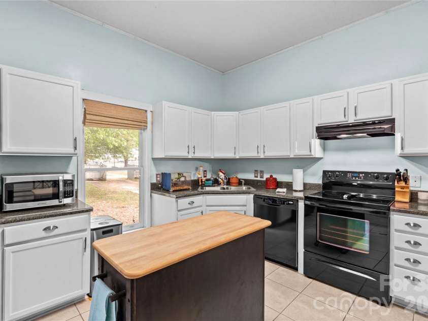 633 Race Street, Statesville, NC 28677.  MLS# CAR4372960, YatesRealty ID 16467. 