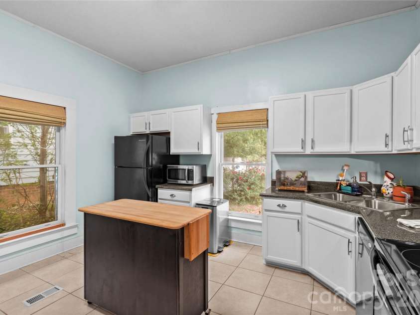 633 Race Street, Statesville, NC 28677.  MLS# CAR4372960, YatesRealty ID 16467. 