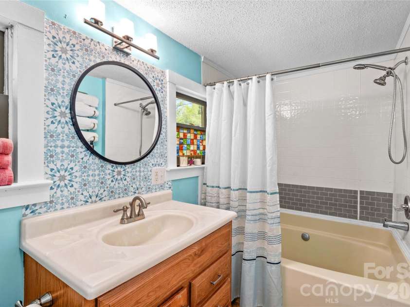 633 Race Street, Statesville, NC 28677.  MLS# CAR4372960, YatesRealty ID 16467. 