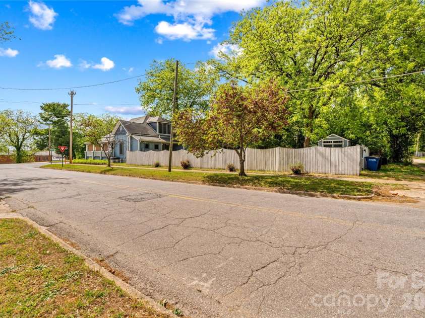633 Race Street, Statesville, NC 28677.  MLS# CAR4372960, YatesRealty ID 16467. 