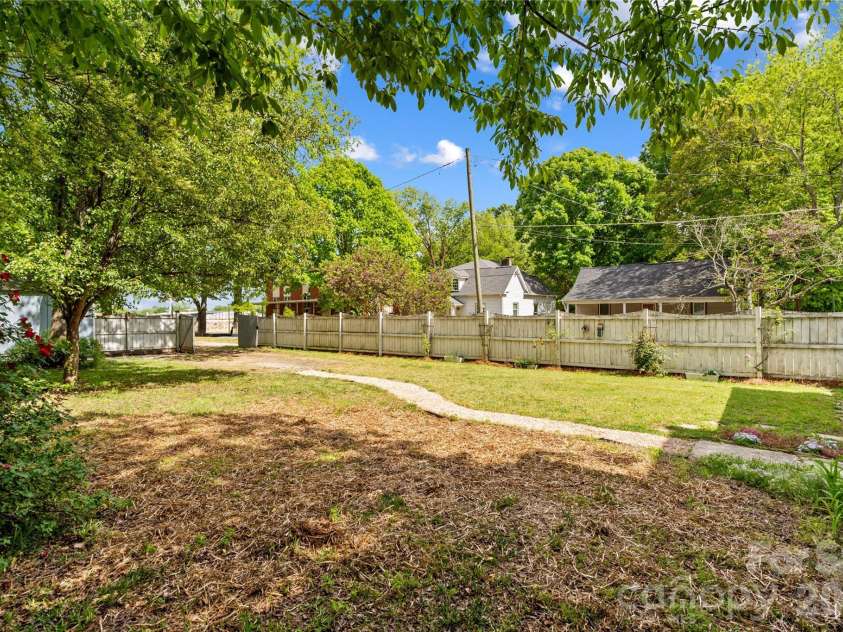633 Race Street, Statesville, NC 28677.  MLS# CAR4372960, YatesRealty ID 16467. 