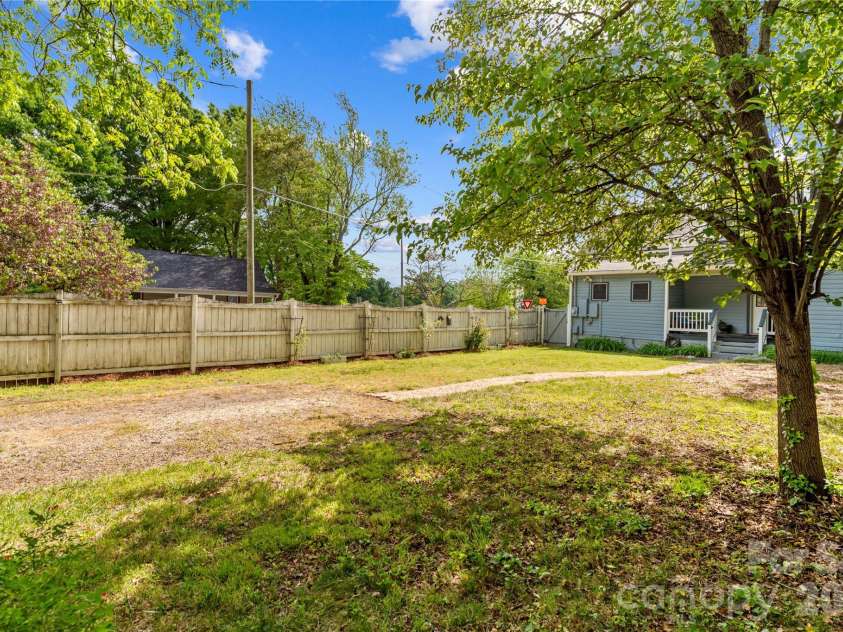 633 Race Street, Statesville, NC 28677.  MLS# CAR4372960, YatesRealty ID 16467. 