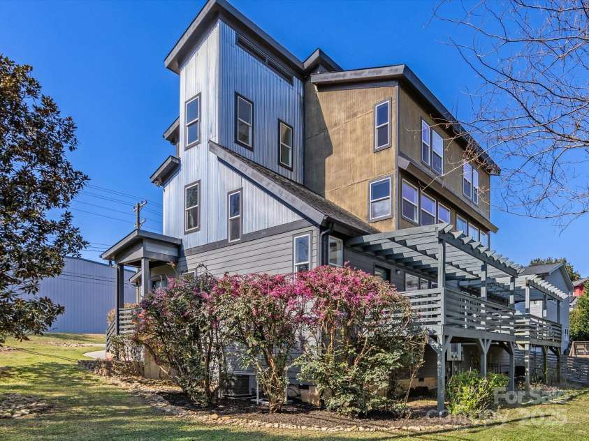 2709 Yadkin Avenue, Charlotte, NC 28205.  MLS# CAR4238325, YatesRealty ID 16469. 