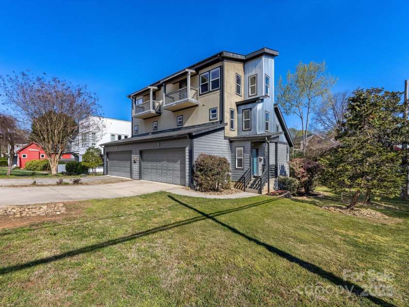 2709 Yadkin Avenue, Charlotte, NC 28205.  MLS# CAR4238325, YatesRealty ID 16469. Corner Lot