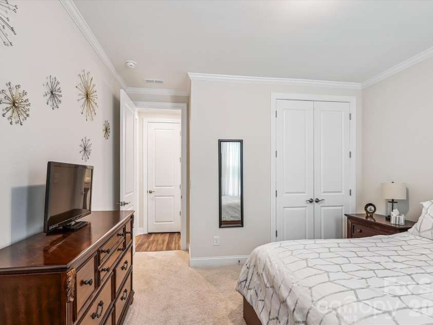 10400 Superb Lane, Charlotte, NC 28215.  MLS# CAR4358208, YatesRealty ID 16470. 