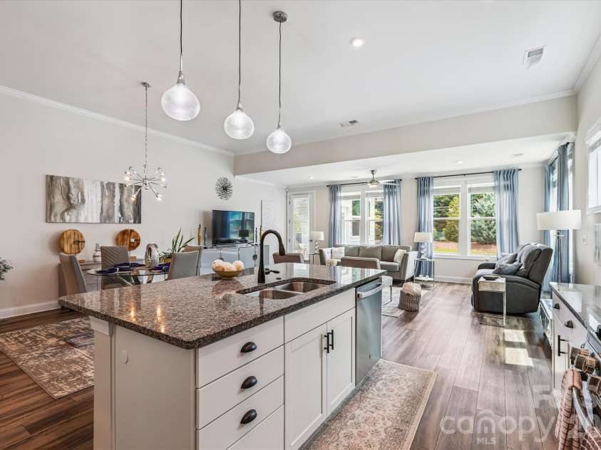10400 Superb Lane, Charlotte, NC 28215.  MLS# CAR4358208, YatesRealty ID 16470. 