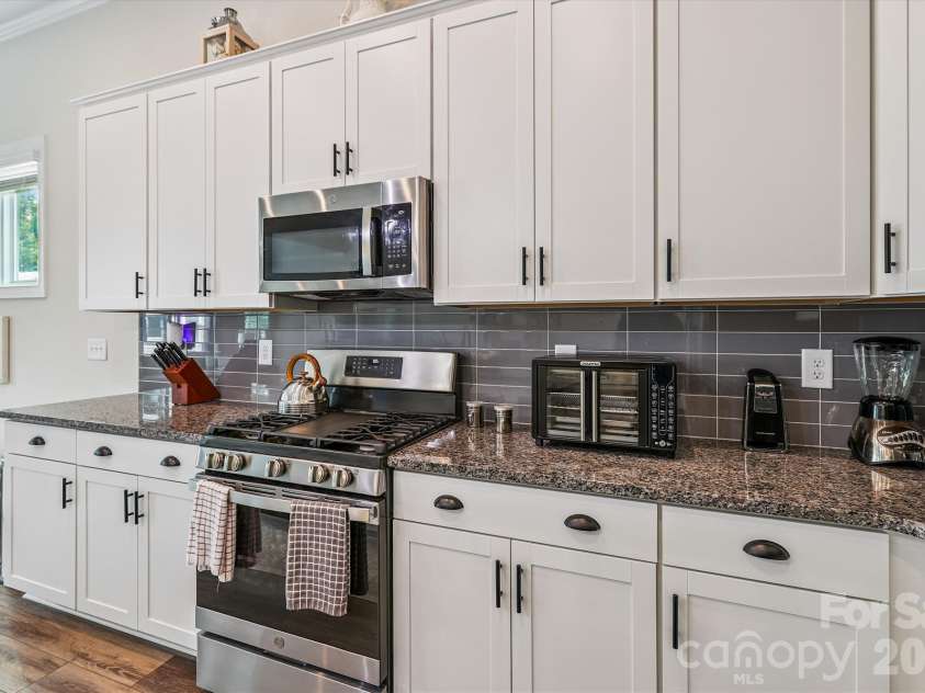 10400 Superb Lane, Charlotte, NC 28215.  MLS# CAR4358208, YatesRealty ID 16470. 